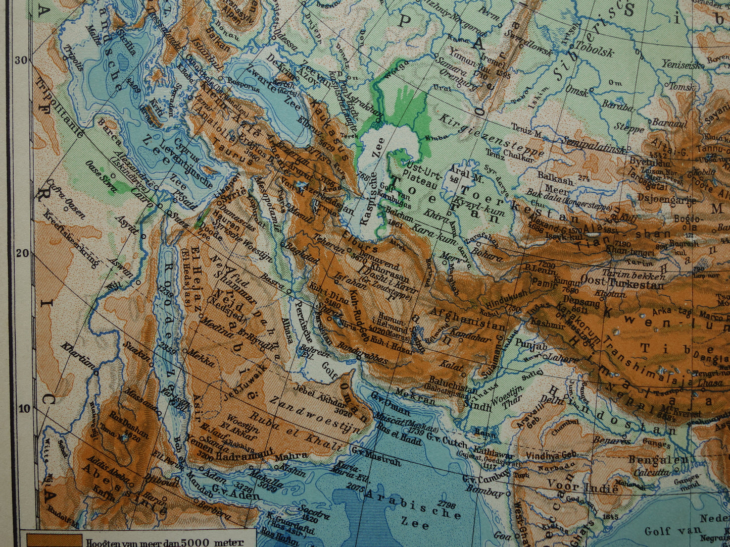 AZIË oude landkaart van continent Azië uit 1936 originele Nederlandse antieke kaart hoogtekaart bergen en rivieren