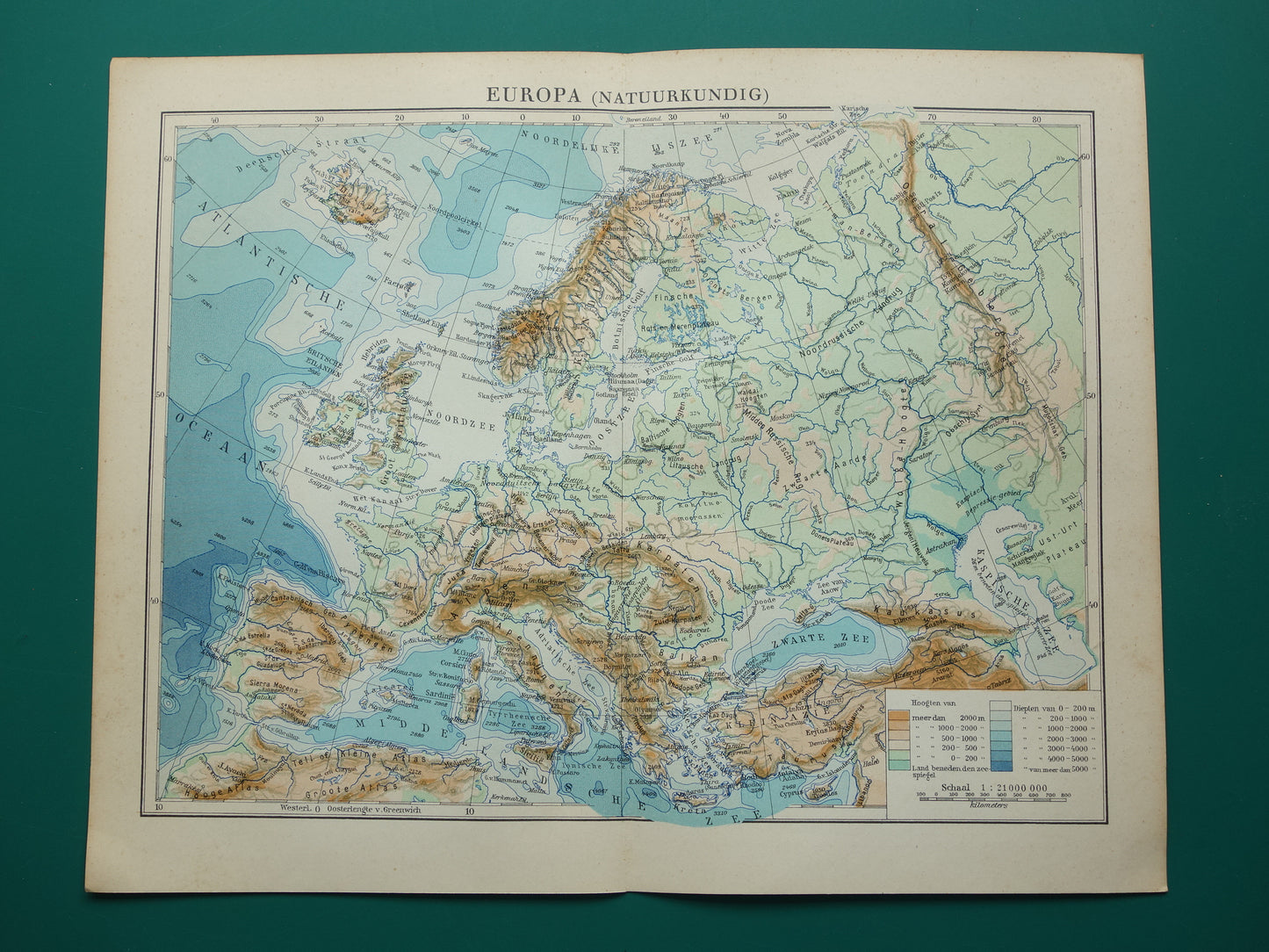 EUROPA Alte physische Landkarte Europas aus dem Jahr 1935 Original niederländische Vintage-Karte Berge Flüsse Geologie Höhenkarte