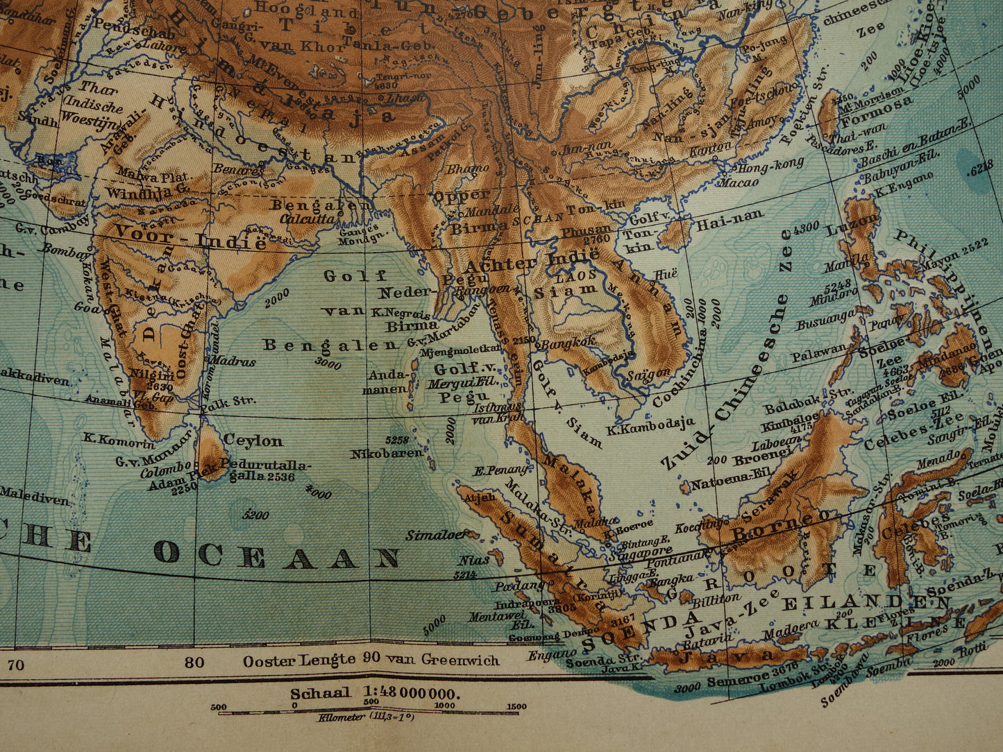 AZIË oude landkaart van continent Azië uit 1905 originele Nederlandse antieke kaart hoogtekaart bergen en rivieren
