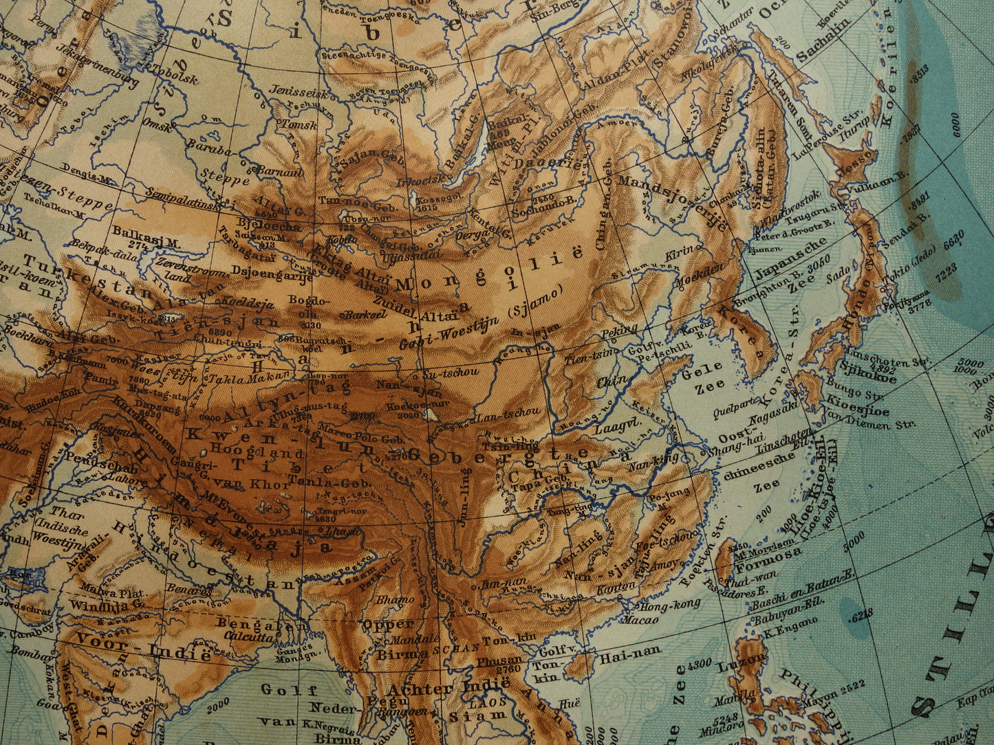 AZIË oude landkaart van continent Azië uit 1905 originele Nederlandse antieke kaart hoogtekaart bergen en rivieren