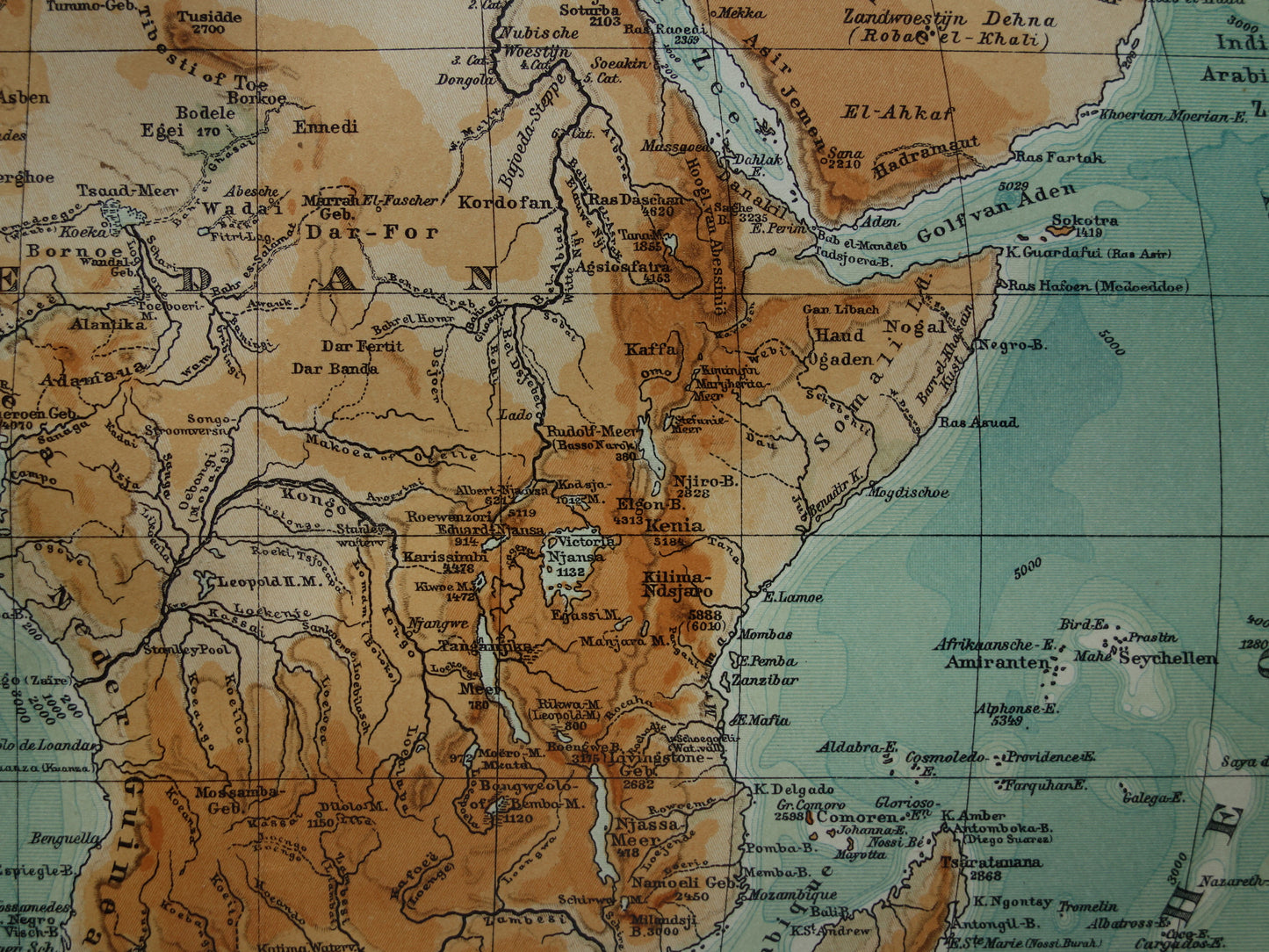 Oude natuurkundige kaart van Afrika uit 1914 originele vintage landkaart hoogtekaart van Afrika continent - oude Nederlandse kaarten