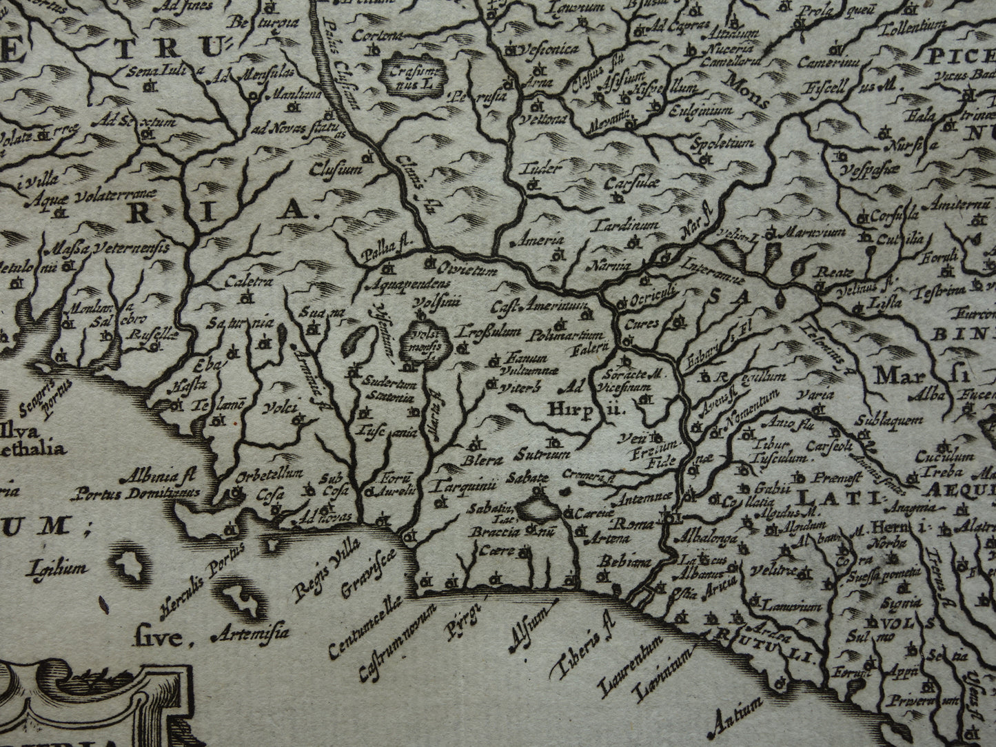 Italië 360+ jaar oude kaart van Centraal-Italië in oudheid 1661 originele antieke Nederlandse landkaart klein formaat Etruria Latium Umbria