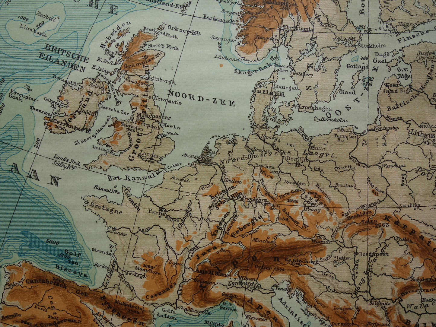 EUROPA Oude hoogtekaart van Europa uit 1907 originele Nederlandse antieke vintage kaart Bergen Rivieren Geologie landkaart