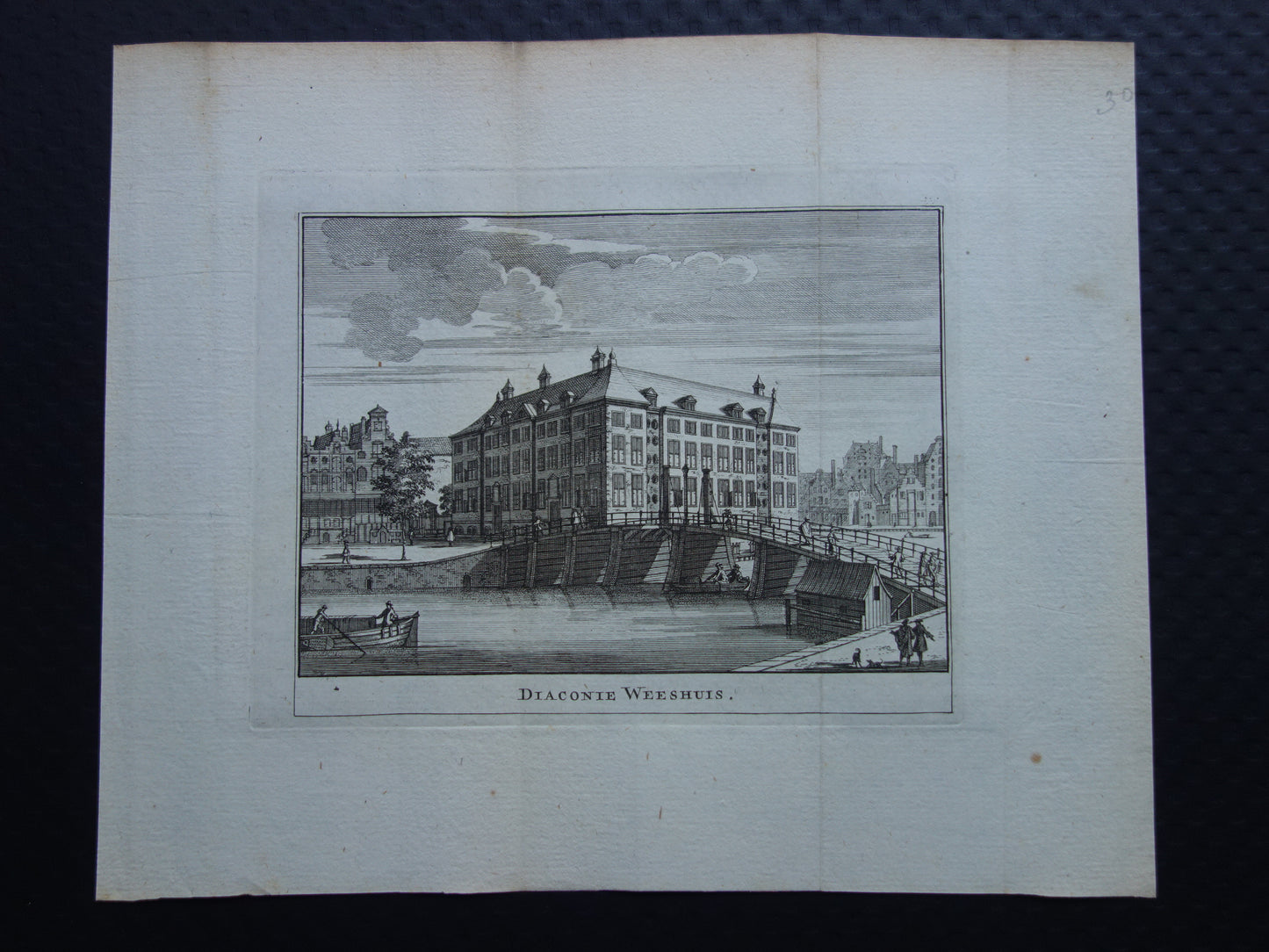 Oude prent van Diaconie-Weeshuis in Amsterdam Originele antieke gravure hoek Zwanenburgwal Amstel Stopera Historisch stadsgezicht Vintage Print