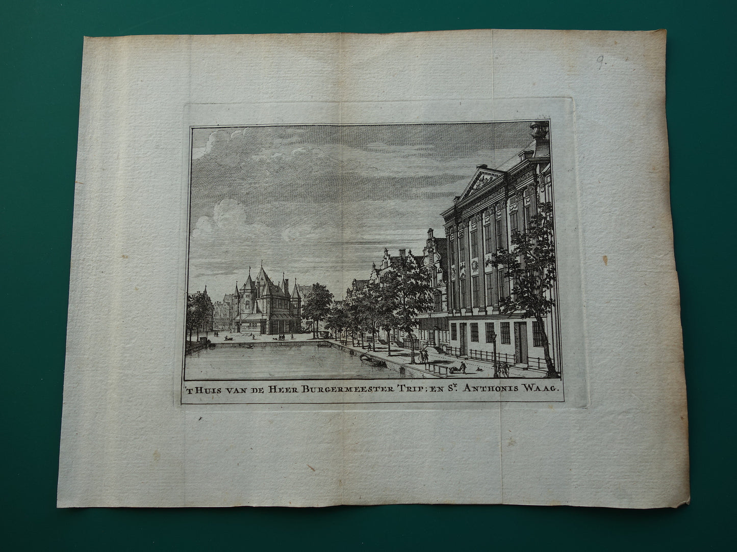 Oude prent van de Waag Nieuwmarkt en Trippenhuis in Amsterdam Originele antieke gravure Kloveniersburgwal Historisch stadsgezicht Vintage Print