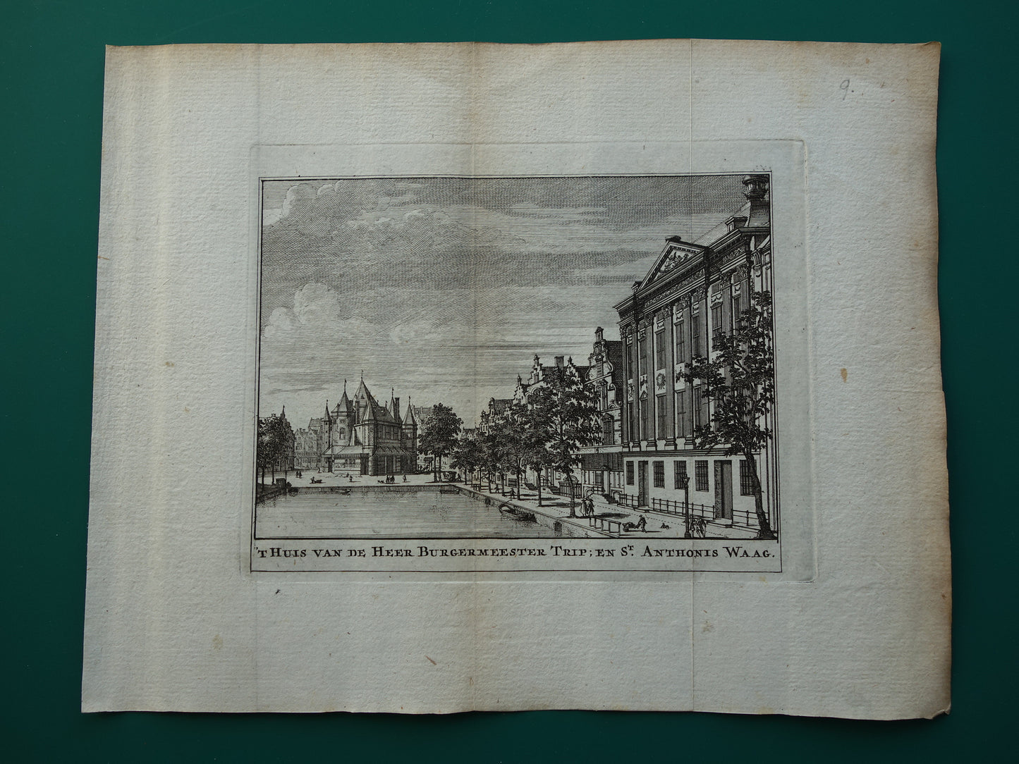 Oude prent van de Waag Nieuwmarkt en Trippenhuis in Amsterdam Originele antieke gravure Kloveniersburgwal Historisch stadsgezicht Vintage Print