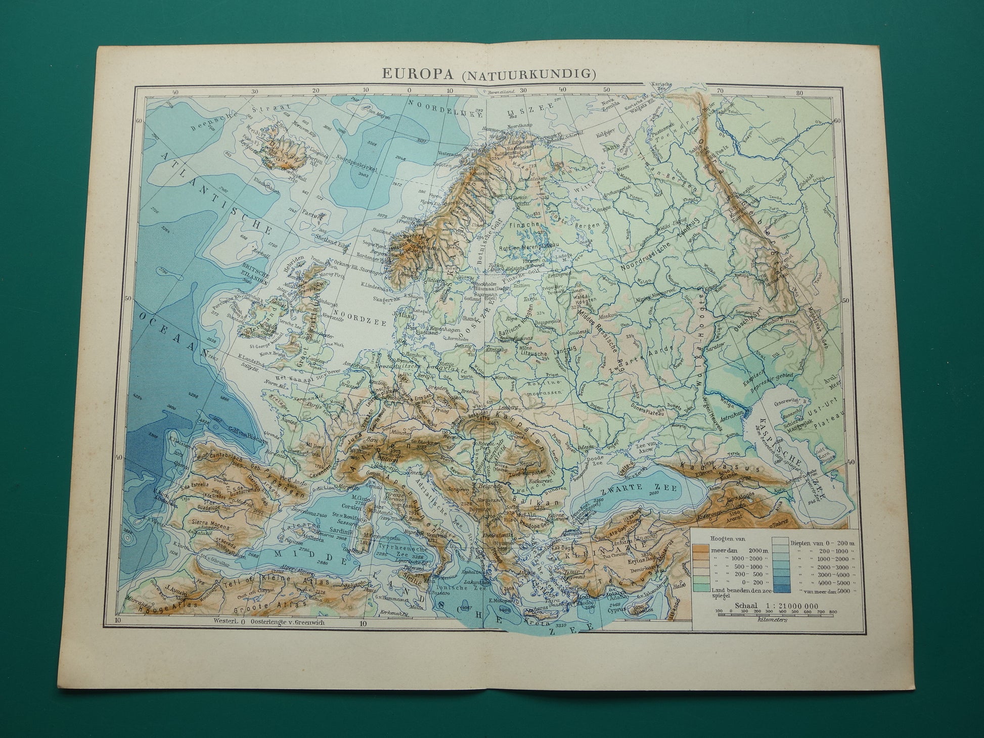 EUROPA Oude fysieke kaart van Europa uit 1935 oiginele Nederlandse vintage landkaart Bergen Rivieren Geologie hoogtekaart