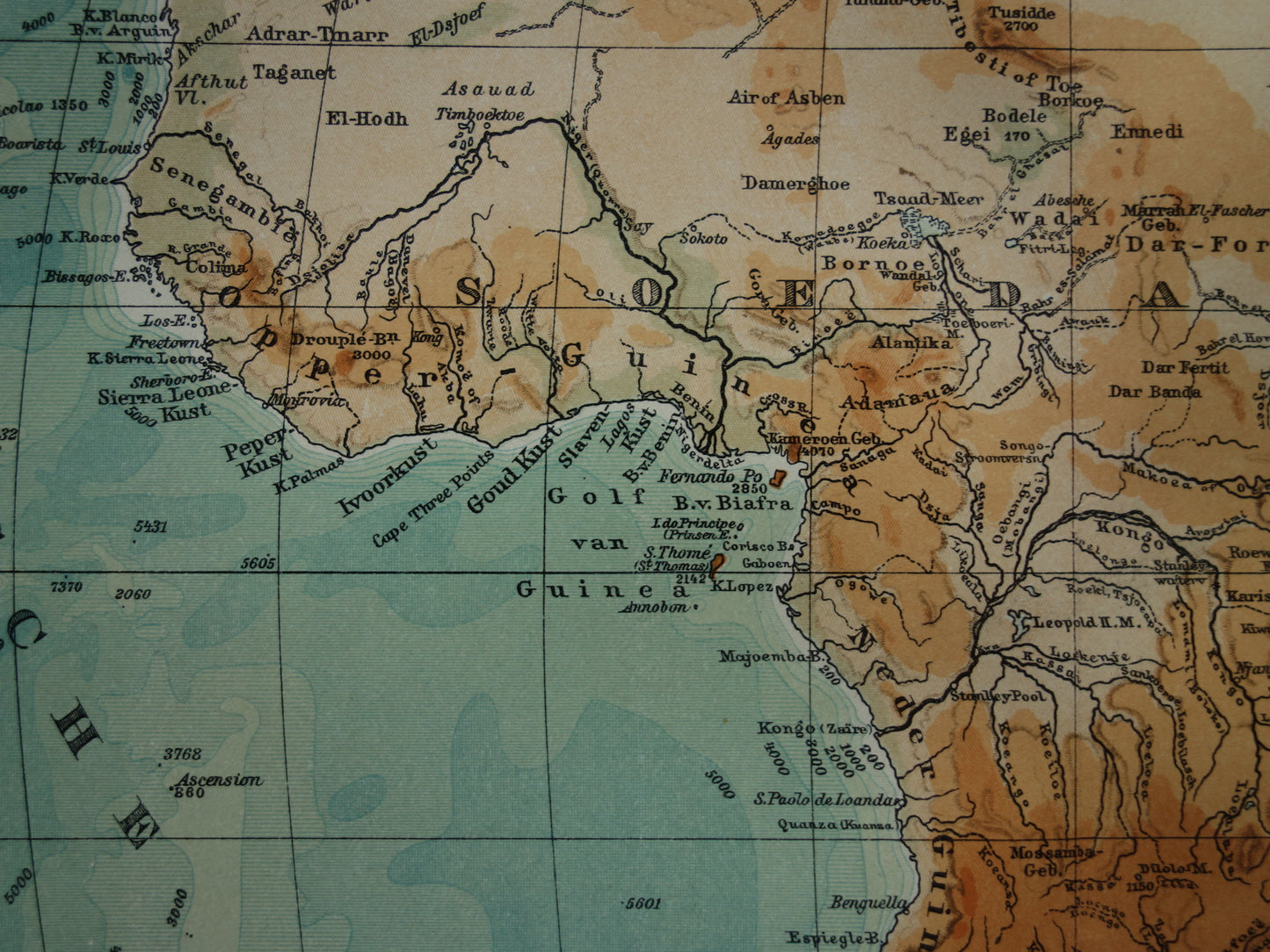 Oude natuurkundige kaart van Afrika uit 1914 originele vintage landkaart hoogtekaart van Afrika continent - oude Nederlandse kaarten