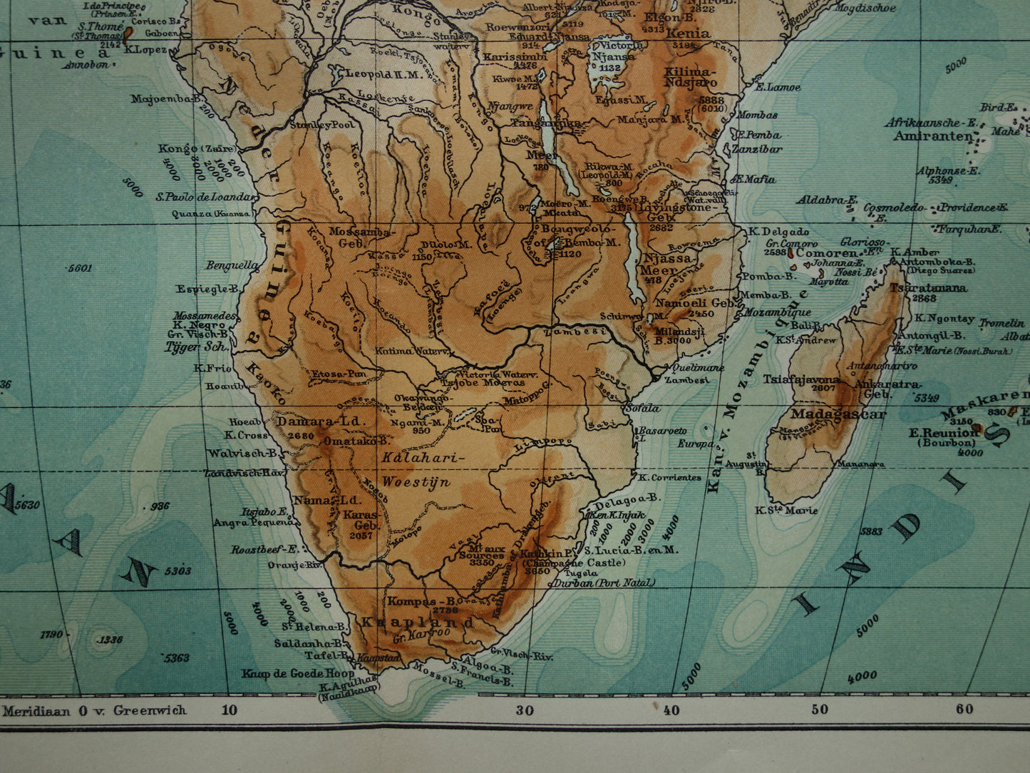 Oude natuurkundige kaart van Afrika uit 1914 originele vintage landkaart hoogtekaart van Afrika continent - oude Nederlandse kaarten