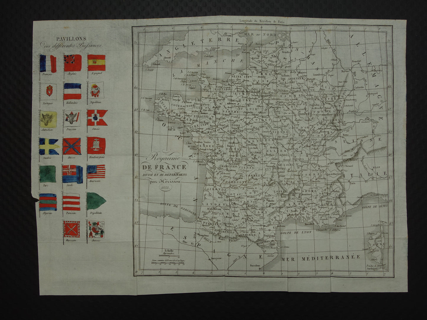 FRANKRIJK oude kaart van Frankrijk in het jaar 1833 Antieke landkaart met vlaggen gedecoreerd