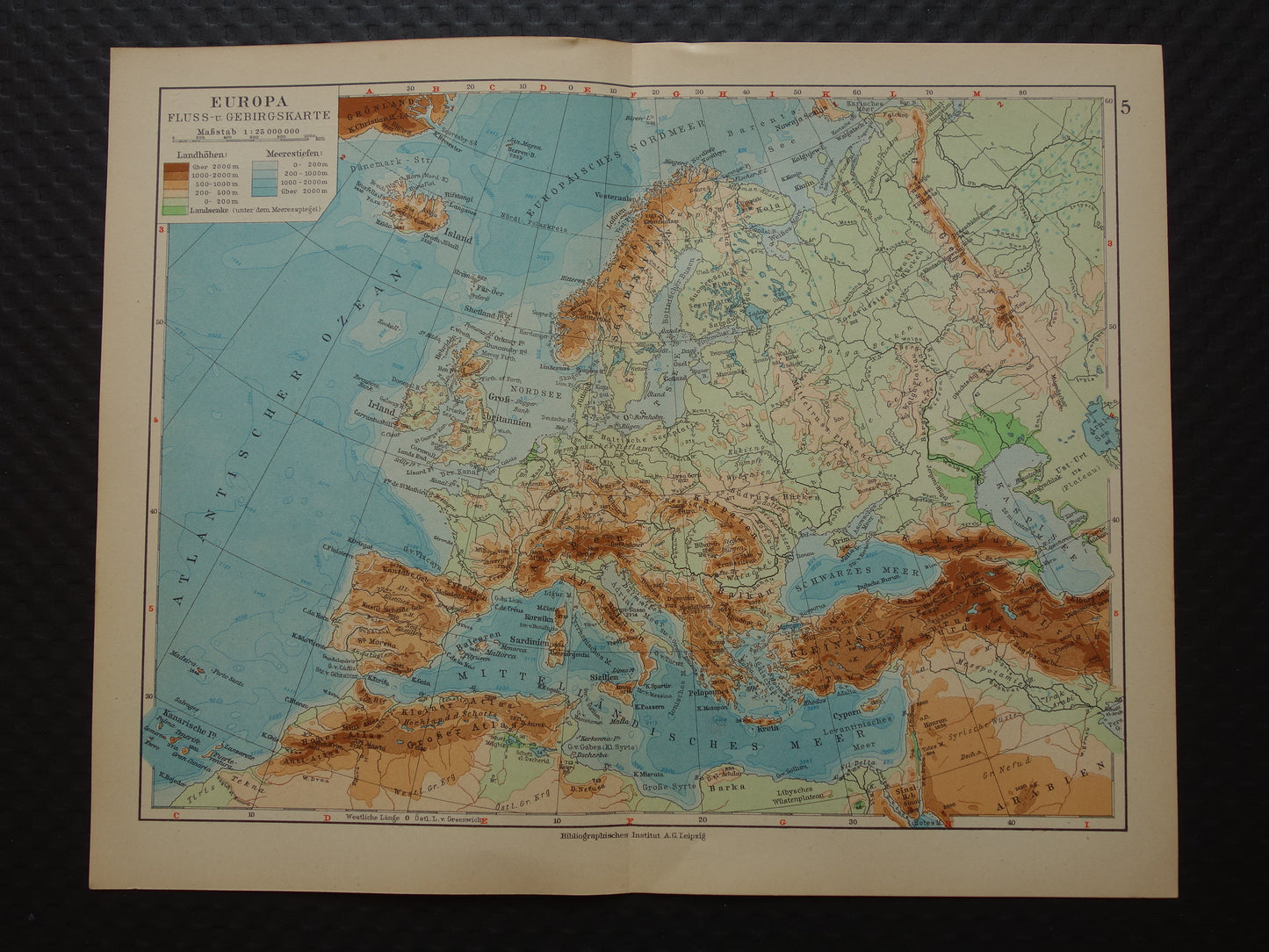 Oude hoogtekaart van Europa uit 1928 originele vintage kaart Alpen Bergen Rivieren Geologie landkaart te koop