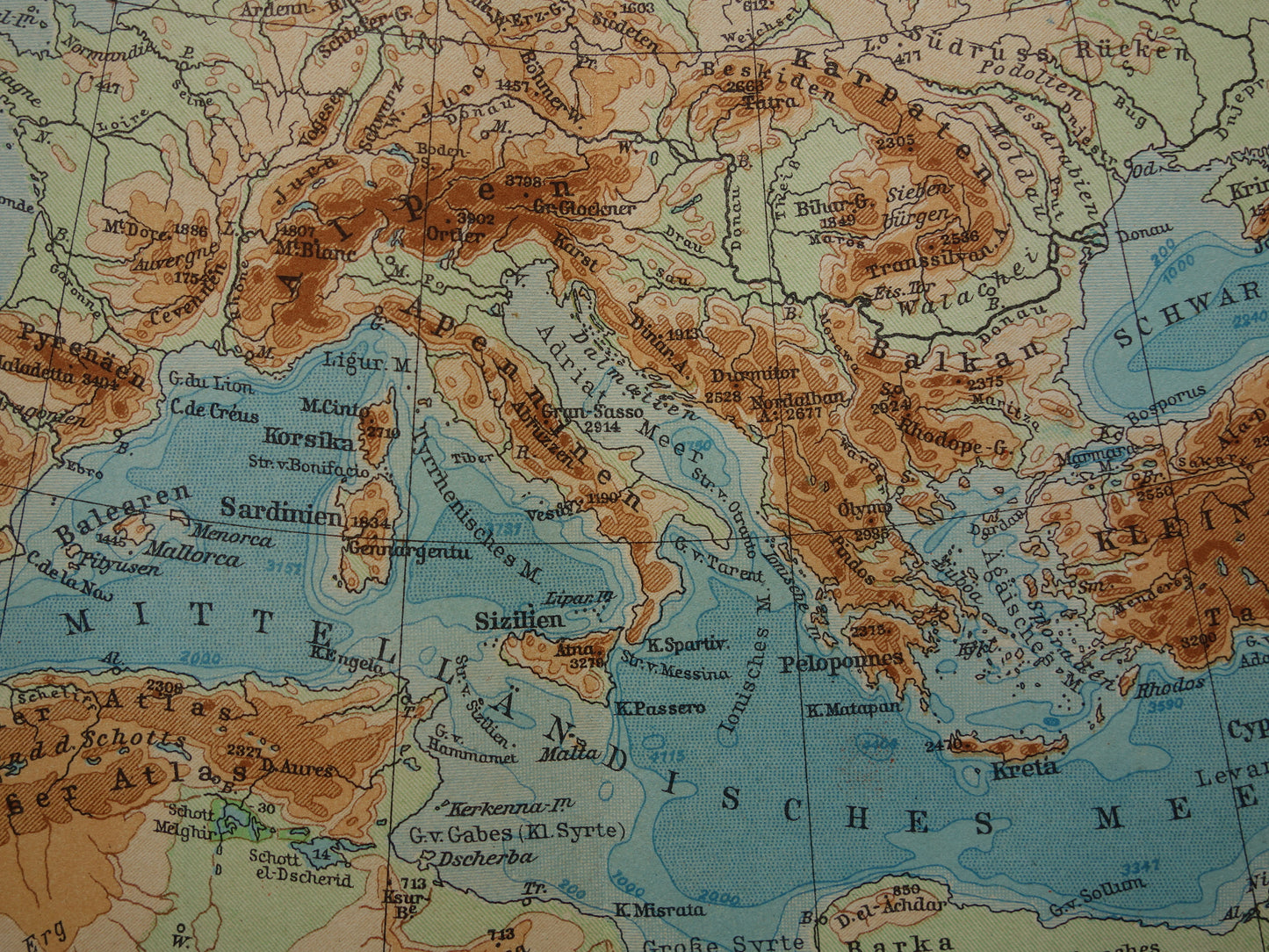 Oude hoogtekaart van Europa uit 1928 originele vintage kaart Alpen Bergen Rivieren Geologie landkaart te koop