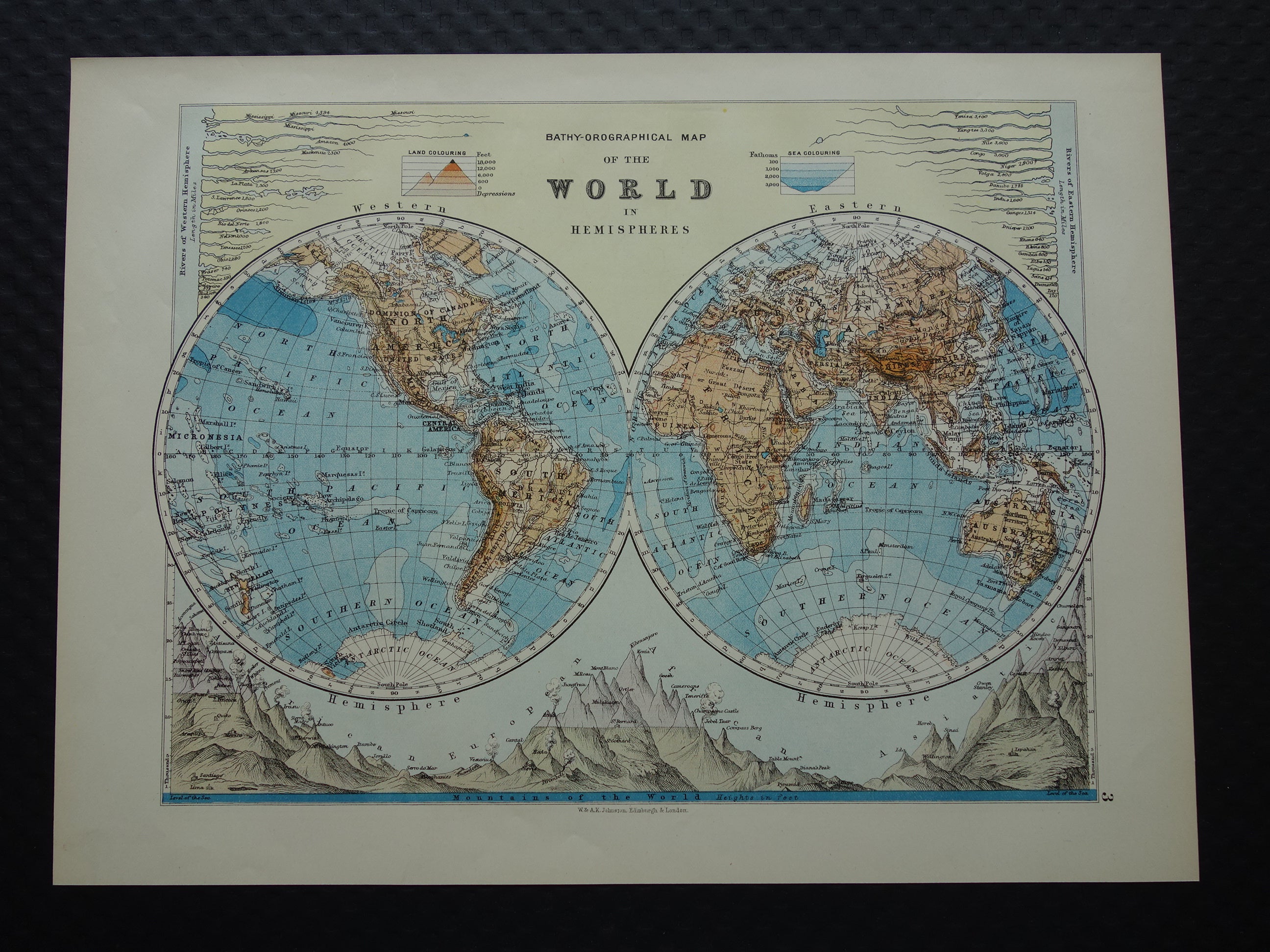 WERELDKAART Oude kaart van de Wereld uit 1901 originele antieke Engelse landkaart Bergtoppen Rivieren