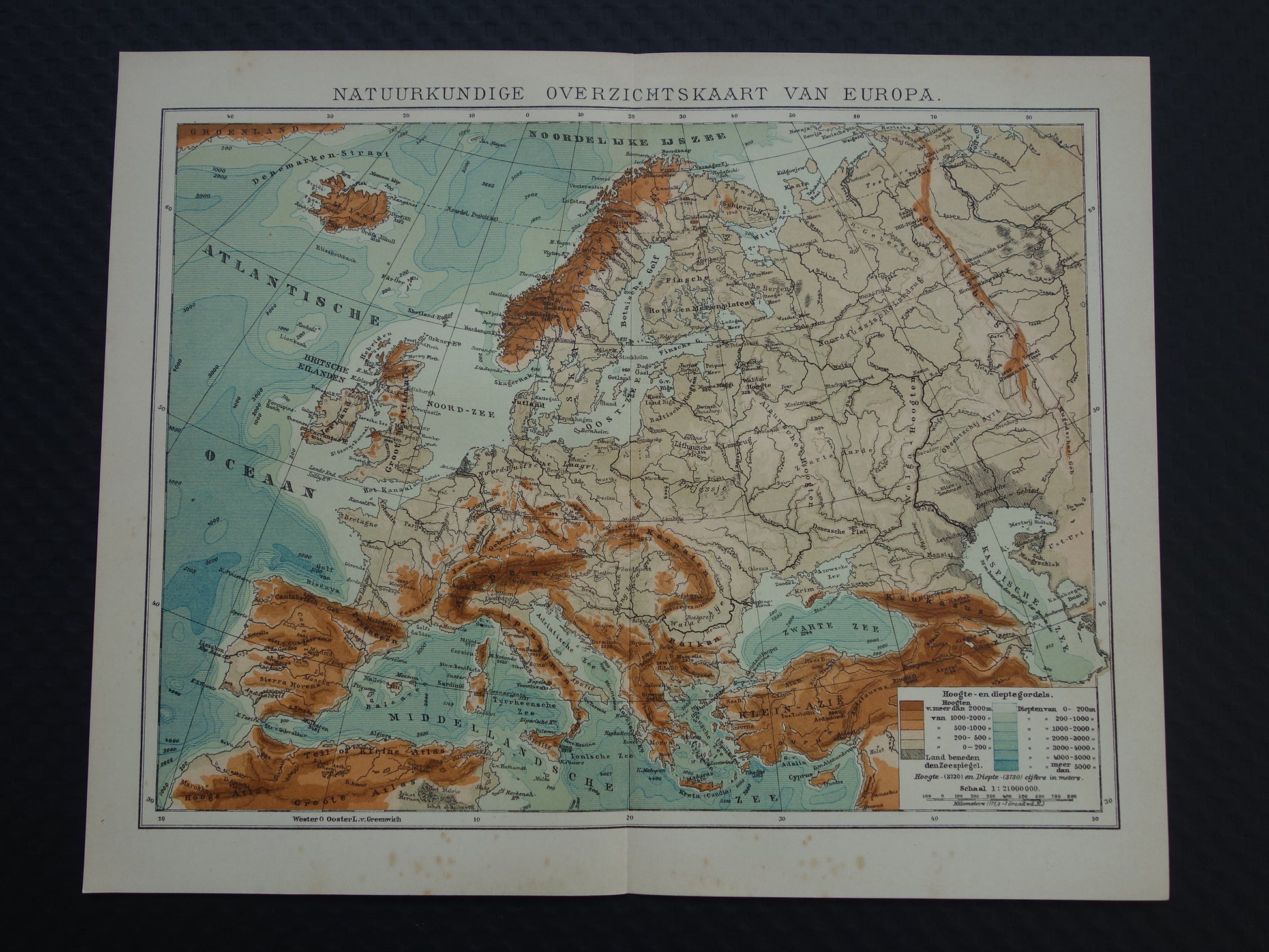 EUROPA Oude hoogtekaart van Europa uit 1907 originele Nederlandse antieke vintage kaart Bergen Rivieren Geologie landkaart
