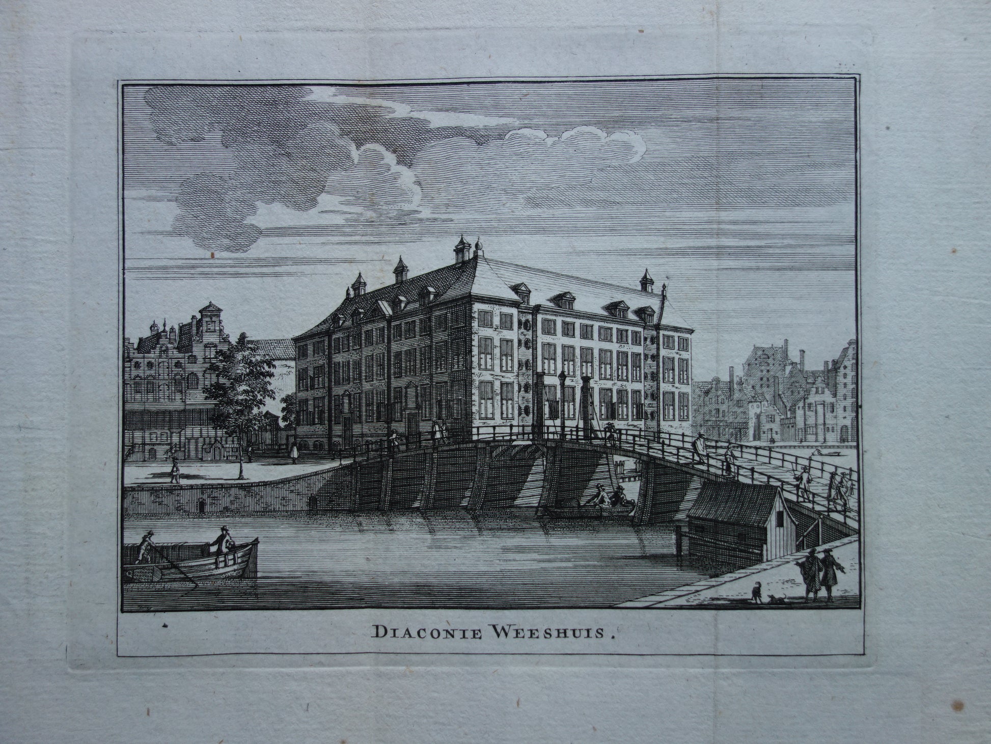 Oude prent van Diaconie-Weeshuis in Amsterdam Originele antieke gravure hoek Zwanenburgwal Amstel Stopera Historisch stadsgezicht Vintage Print