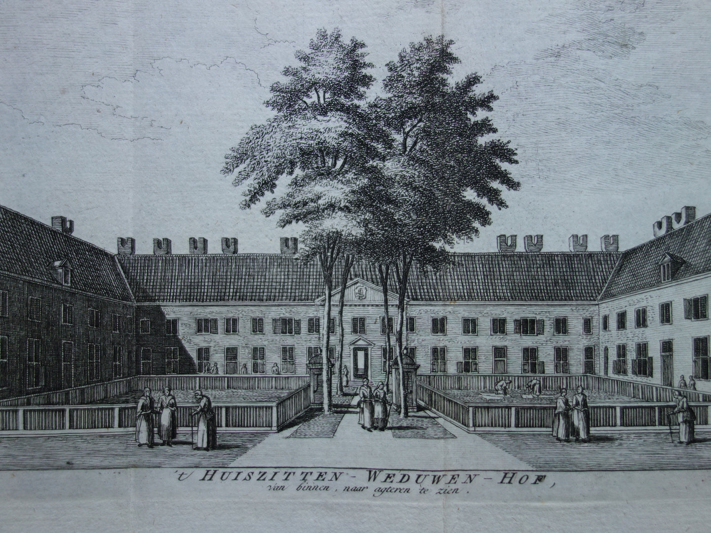 't huiszitten - weduwen - hof, van binnen naar agteren te zien. originele gravure