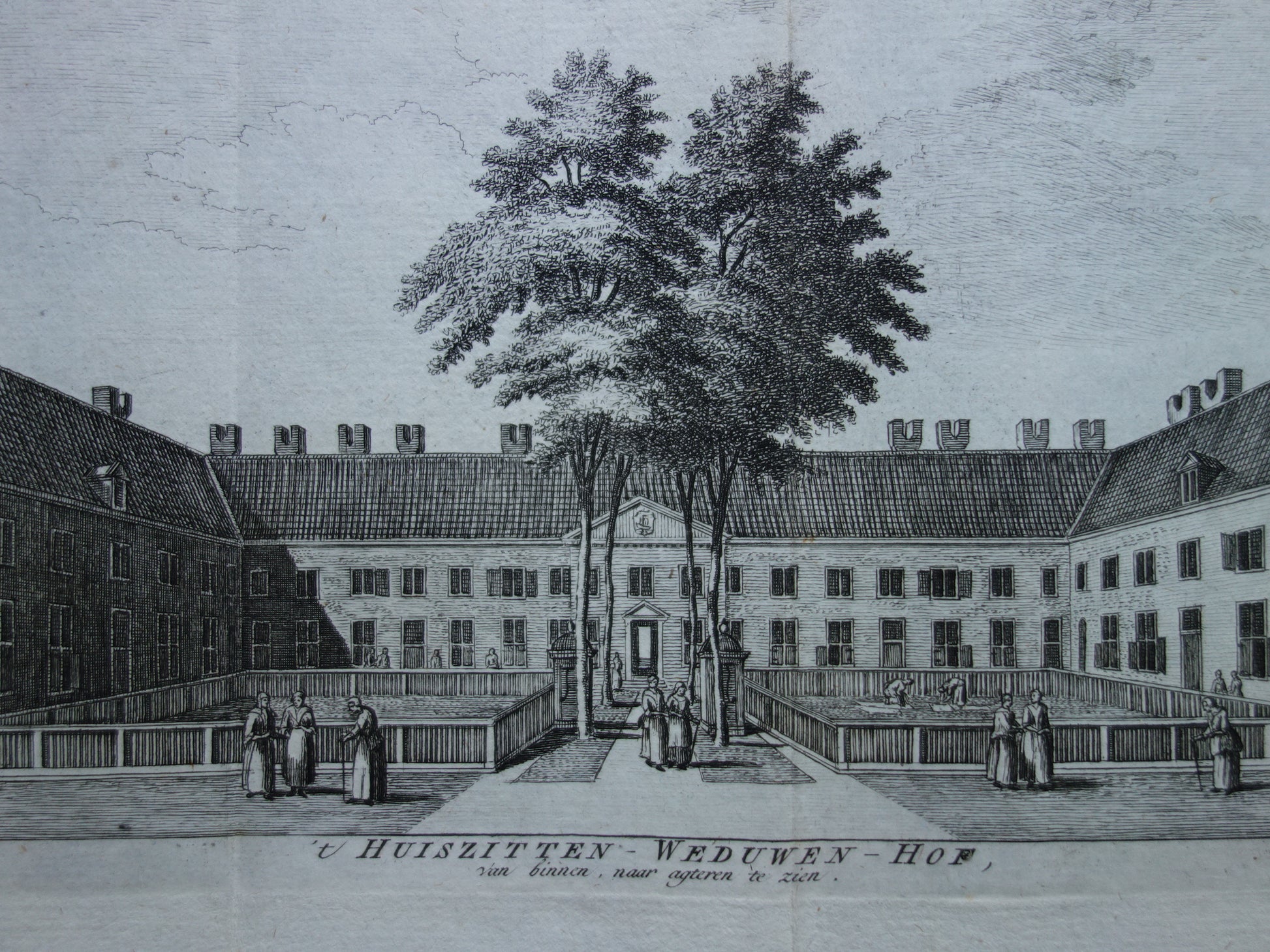't huiszitten - weduwen - hof, van binnen naar agteren te zien. originele gravure