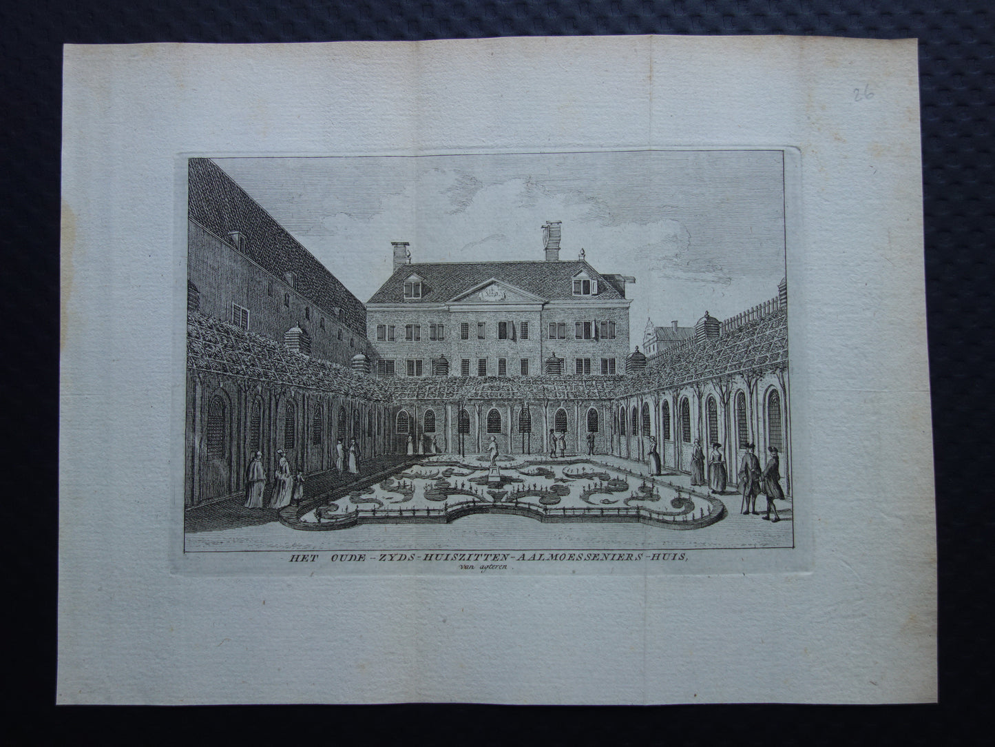 Het oude-zyds-huiszitten-aalmoesseniers-huis van agteren 
originele gravure