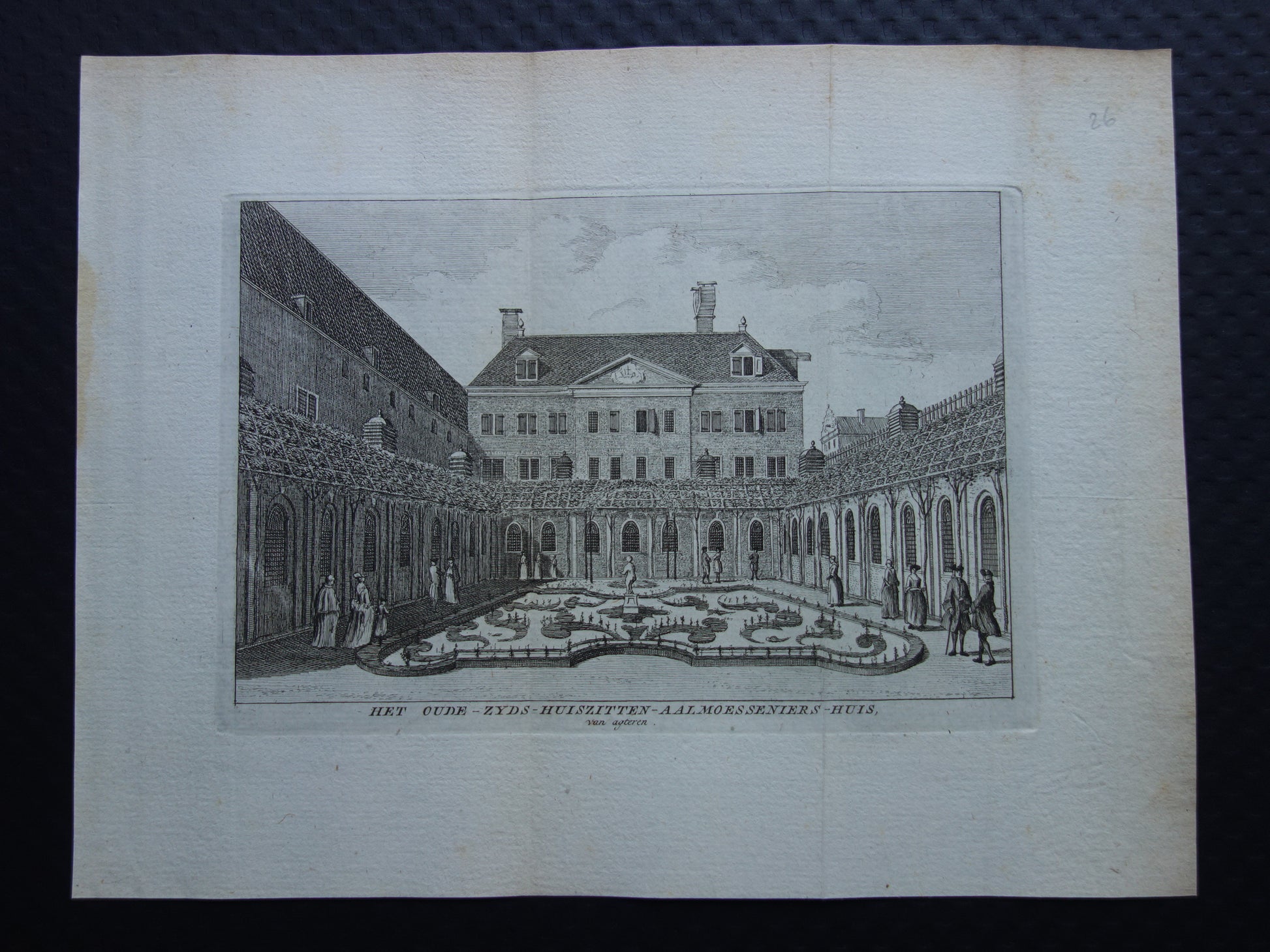 Het oude-zyds-huiszitten-aalmoesseniers-huis van agteren 
originele gravure