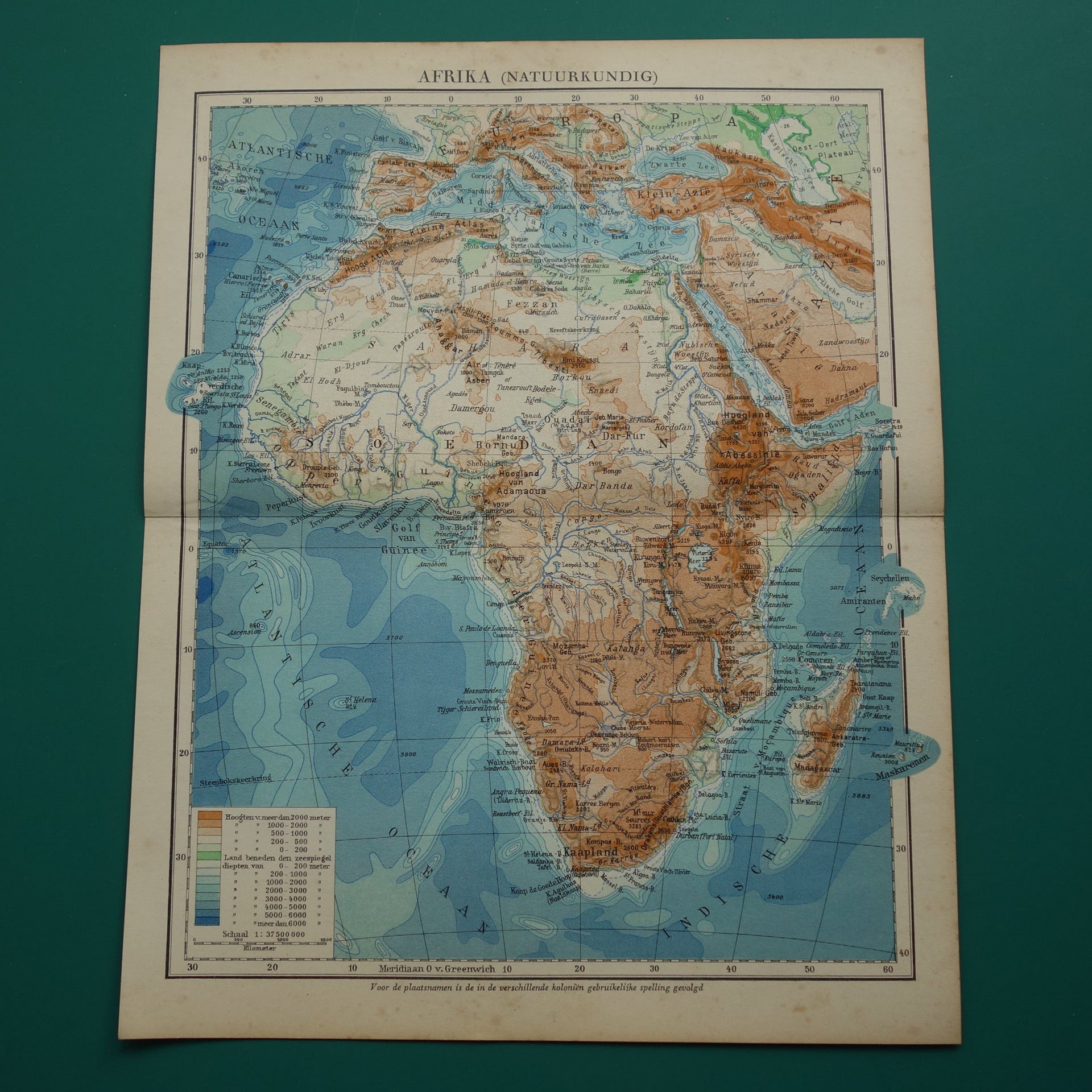 Oude natuurkundige kaart van Afrika uit 1932 originele vintage landkaart hoogtekaart van Afrika continent - oude Nederlandse kaarten