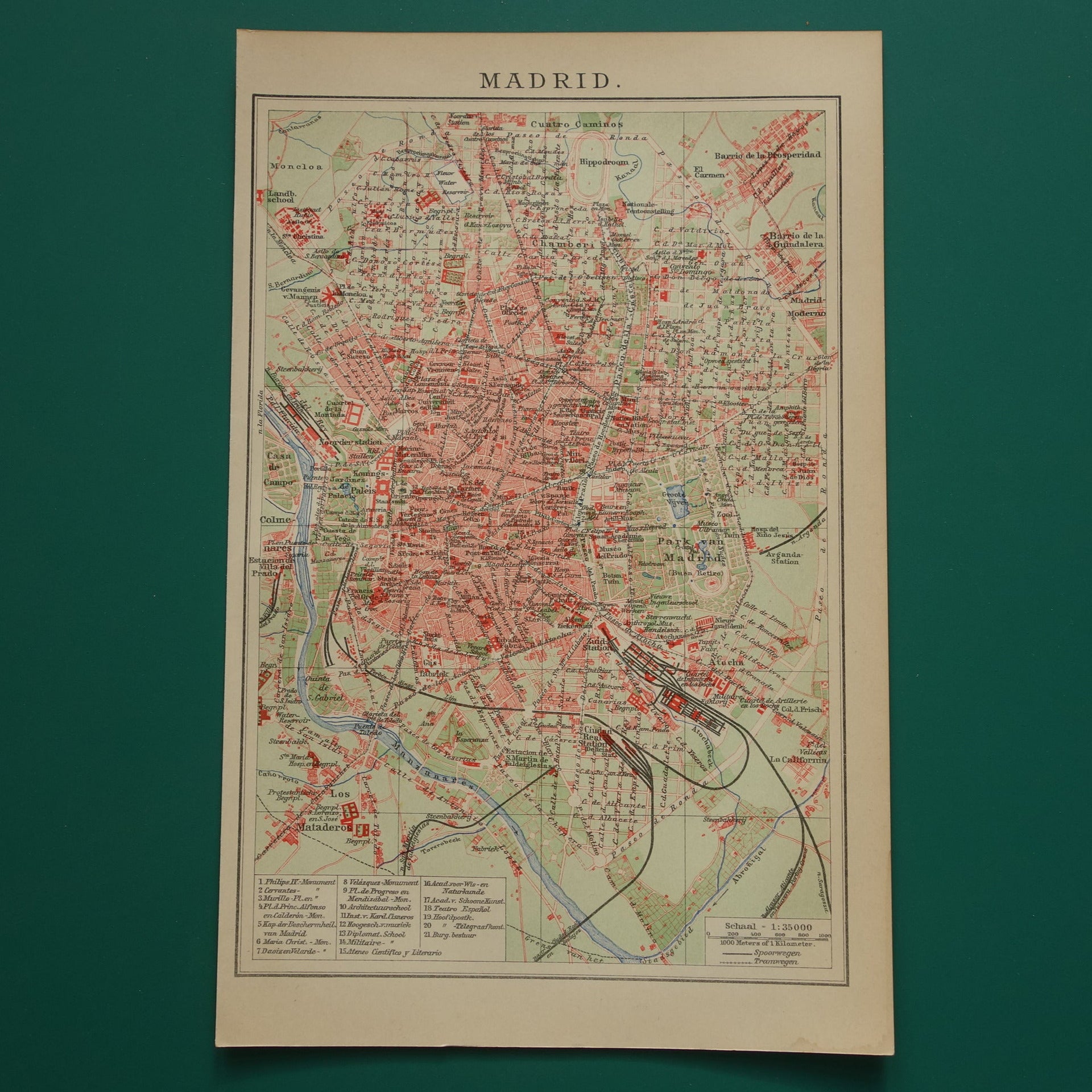 kleine gedetailleerde vintage kaart van Madrid