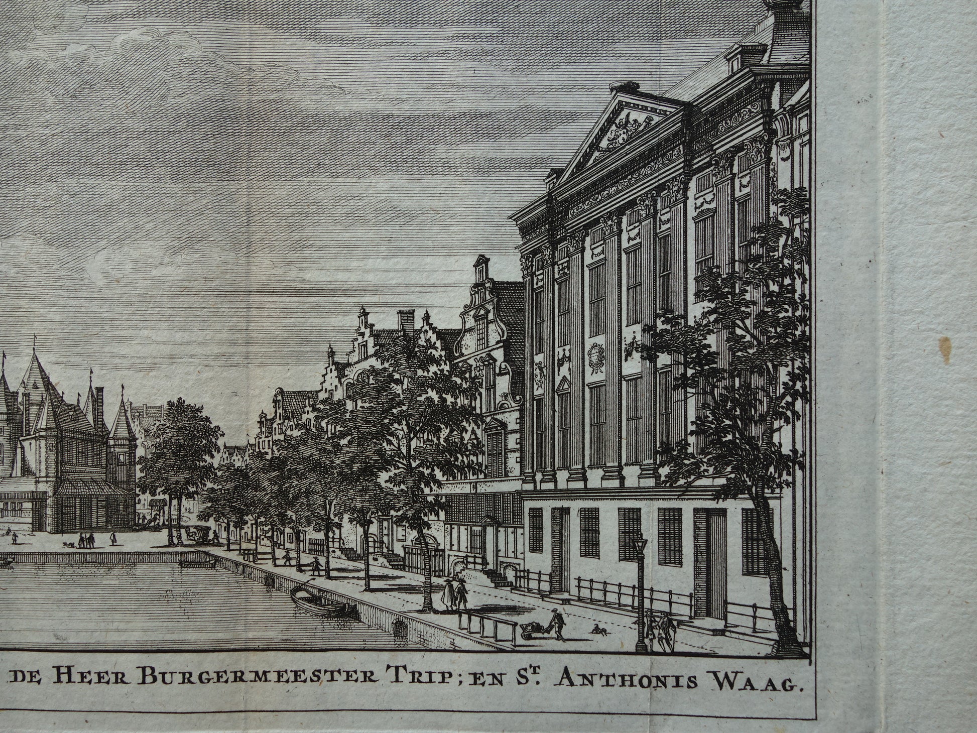Oude prent van de Waag Nieuwmarkt en Trippenhuis in Amsterdam Originele antieke gravure Kloveniersburgwal Historisch stadsgezicht Vintage Print