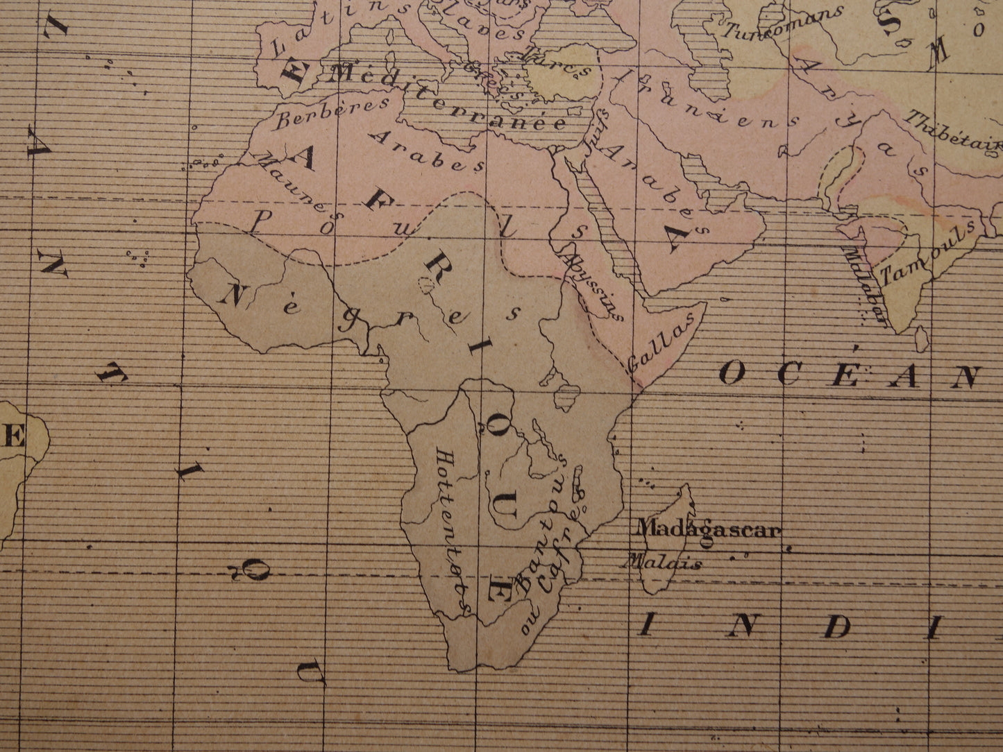 Originele oude antropologische wereldkaart over mensenrassen 1896 originele antieke Franse handgekleurde landkaart