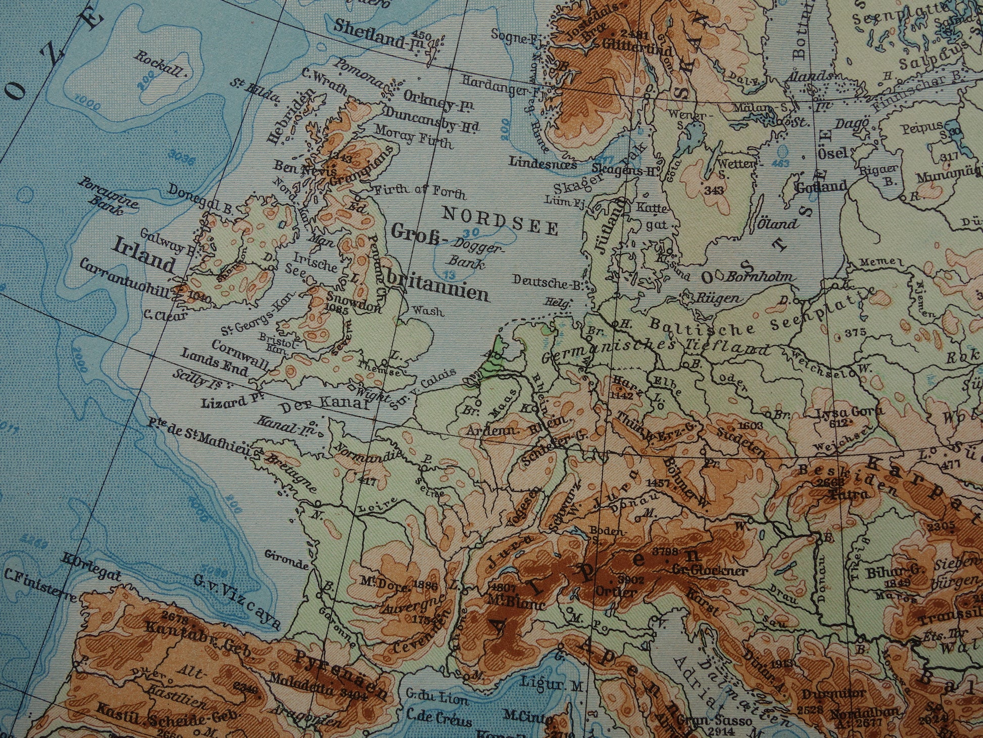 Oude hoogtekaart van Europa uit 1928 originele vintage kaart Alpen Bergen Rivieren Geologie landkaart te koop